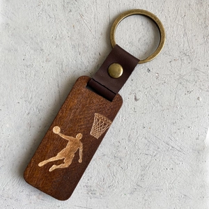 Porte-clés basketball rétro en bois sculpté avec lanière en cuir marron et anneau en métal