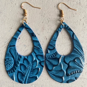 Pendientes de cuero en forma de lágrima con relieve floral y ganchos dorados
