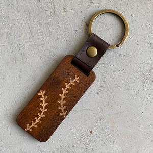 Porte-clés baseball rétro avec pendentif en bois, lanière cuir et anneau laiton