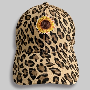 Gros plan détaillé d'une casquette léopard avec broderie de tournesol éclatante