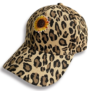 Casquette de baseball léopard avec une broderie de tournesol sur le devant de la casquette