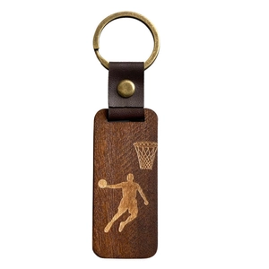 Porte-clés basketball rétro en bois avec lanière en cuir et anneau en métal sur blanc