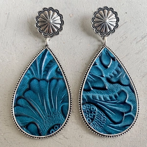 Pendientes bohemios de plata con cuero azul grabado y detalles de flores