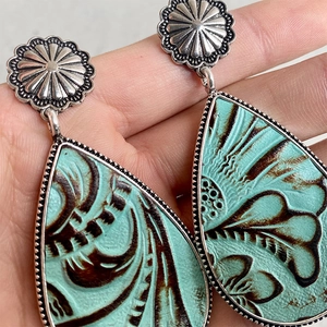 Pendientes bohemios de cuero turquesa con relieve y botones de metal floral plateado