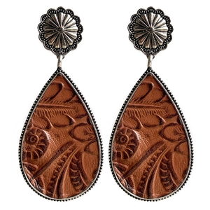 Pendientes bohemios de gota con tachuelas de flor plateada e inserciones de cuero repujado