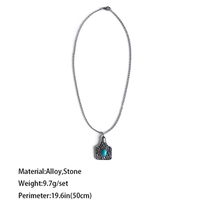 Collier bouclier de taureau turquoise de style western avec gravures de fleurs