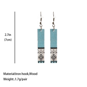 Rechthoekige houten oorbellen met Azteekse print en blauw-witte geometrische patronen