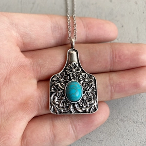 Collier rétro style western avec turquoise et pendentif gravé de fleurs en argenté