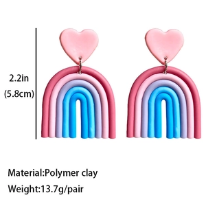 Handgemaakte regenboog oorbellen van polymeerklei met roze hart en gekleurde boog