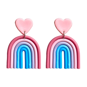 Handgemaakte regenboog oorbellen van polymeerklei met roze hartjes en strepen