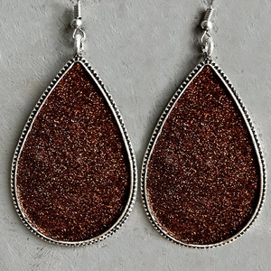 Boucles d'oreilles gouttes argentées avec texture pailletée bronze et cadre rétro