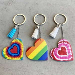 Porte-clés en Cuir PU en Forme de Cœur Avec Pompons Motif Arc-en-ciel Tie Dye Coloré Charme de Sac Accessoires pour Femmes