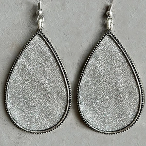 Boucles d'oreilles gouttes pailletées argentées avec bord perlé et crochet classique