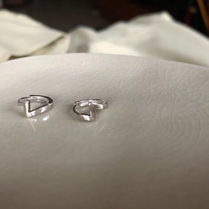 Vue macro de boucles d'oreilles géométriques en argent S925 au design poli en forme de D