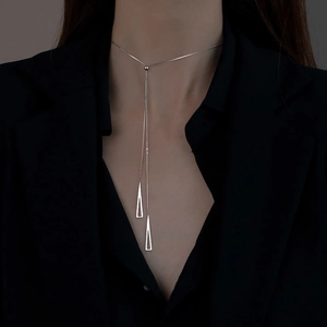 Collar en Y de plata minimalista con colgantes triangulares y cadena de serpiente elegante