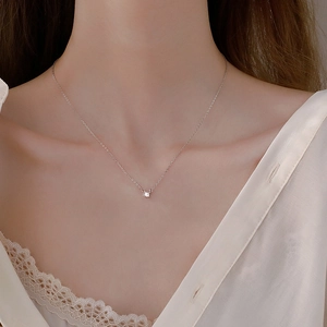 Elegante collana minimalista in argento con ciondolo solitario in zircone per le donne