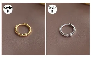 Detalle de textura de cuerda retorcida y sello S925 en pendientes de aro de plata y oro