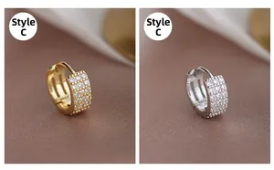 Detalle de pendientes de aro trenzados Estilo C en oro y plata con grabado S925