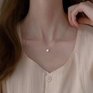 Elegante collana placcata in argento con ciondolo in zircone rotondo su catena sottile