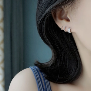 Elegantes pendientes de aro trenzados de plata y ear cuff con pavé en la oreja