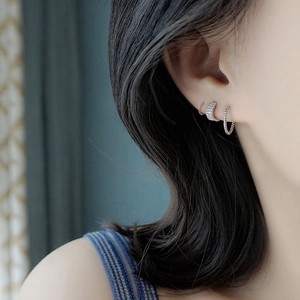 Set de tres pendientes de aro plateados con circonitas en modelo de estilo minimal