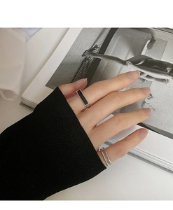 Anillos minimalistas de plata con incrustación de resina negra y banda ondulada irregular