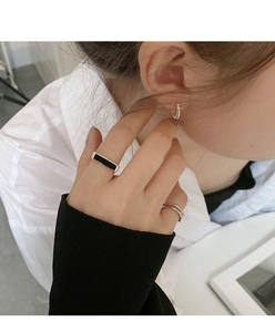 Detalle de anillo de plata S925 con esmalte rectangular y banda multicapa minimalista