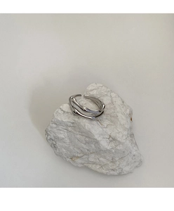 Vista de detalle del anillo ajustable S925 plateado con textura de lava irregular