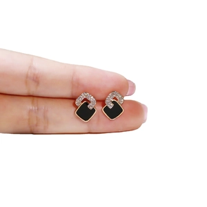 Pendientes geométricos en negro y dorado con cristales de circonita brillante