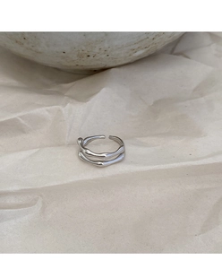 Detalle del sello S925 en la banda del anillo de plata irregular y minimalista