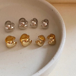 Pendientes de aro con forma de corazón en plata S925 y oro sobre bandeja