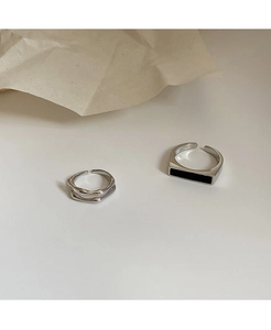 Detalle de anillos S925 de plata con ondas irregulares e incrustación negra rectangular