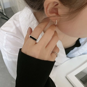 Set de anillos abiertos bañados en plata S925 y pendientes de aro para mujer estilo industrial