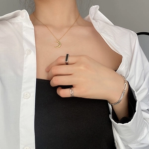Conjunto de joyas minimalistas en plata y oro con anillo rectangular y colgante de luna