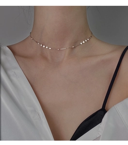 Dettaglio della collana choker in argento 925 con piccoli ciondoli a cuore e perle