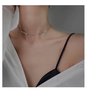 Dettaglio della collana choker in argento 925 con piccoli paillettes sul collo
