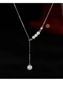 Détail d'un collier de perles plaqué argent en forme de Y avec pendentif goutte élégant