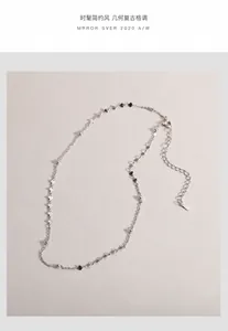 Dettaglio del choker argento con maglie a cuore e accenti di perline con catena di estensione