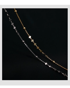 Macro di girocolli in argento e oro con piccoli ciondoli a cuore e perline eleganti