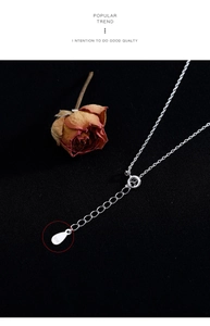 Dettaglio della chiusura a moschettone in argento S925 e catena di estensione