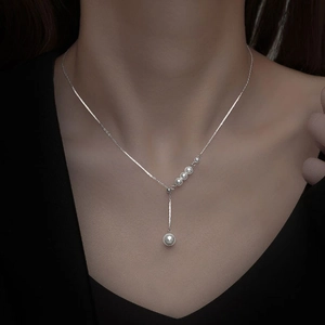 Élégant collier de perles argenté avec pendentif en cascade sur un mannequin