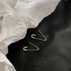Pendientes de imperdible de plata S925 minimalistas en acabados dorado y plateado