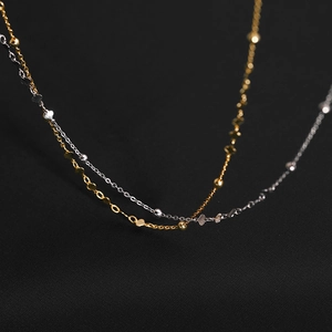 Elegante collana girocollo placcata argento con ciondoli a quadrifoglio bicolore
