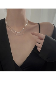 Detail einer silbernen doppellagigen Halskette mit eleganter Schlangen- und Box-Kette