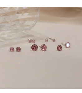 Vista detallada de pendientes de circonita rosa con montura clásica de plata de ley S925