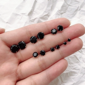 Série de clous d'oreilles en zircone noire de différentes tailles sur griffes argent