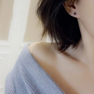 Boucles d'oreilles minimalistes en argent 925 avec zircone noire pour femme