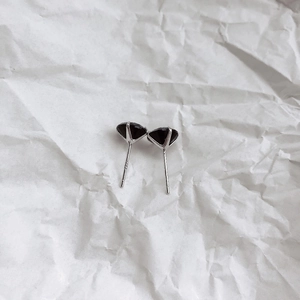 Détail de puces d'oreilles en zircon noir avec poinçon S925 et serti à 4 griffes classique