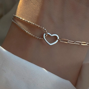 Minimalistisches s925 versilbertes Herz-Armband mit asymmetrischer Perlenkette