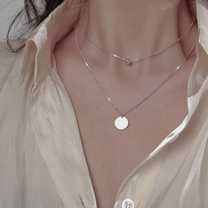 Collar de doble capa chapado en plata 925 con perla redonda y colgante de disco